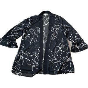 Lauras black &white floral Kimono with  with 3/4 sleeves & flared cuffs shrug .